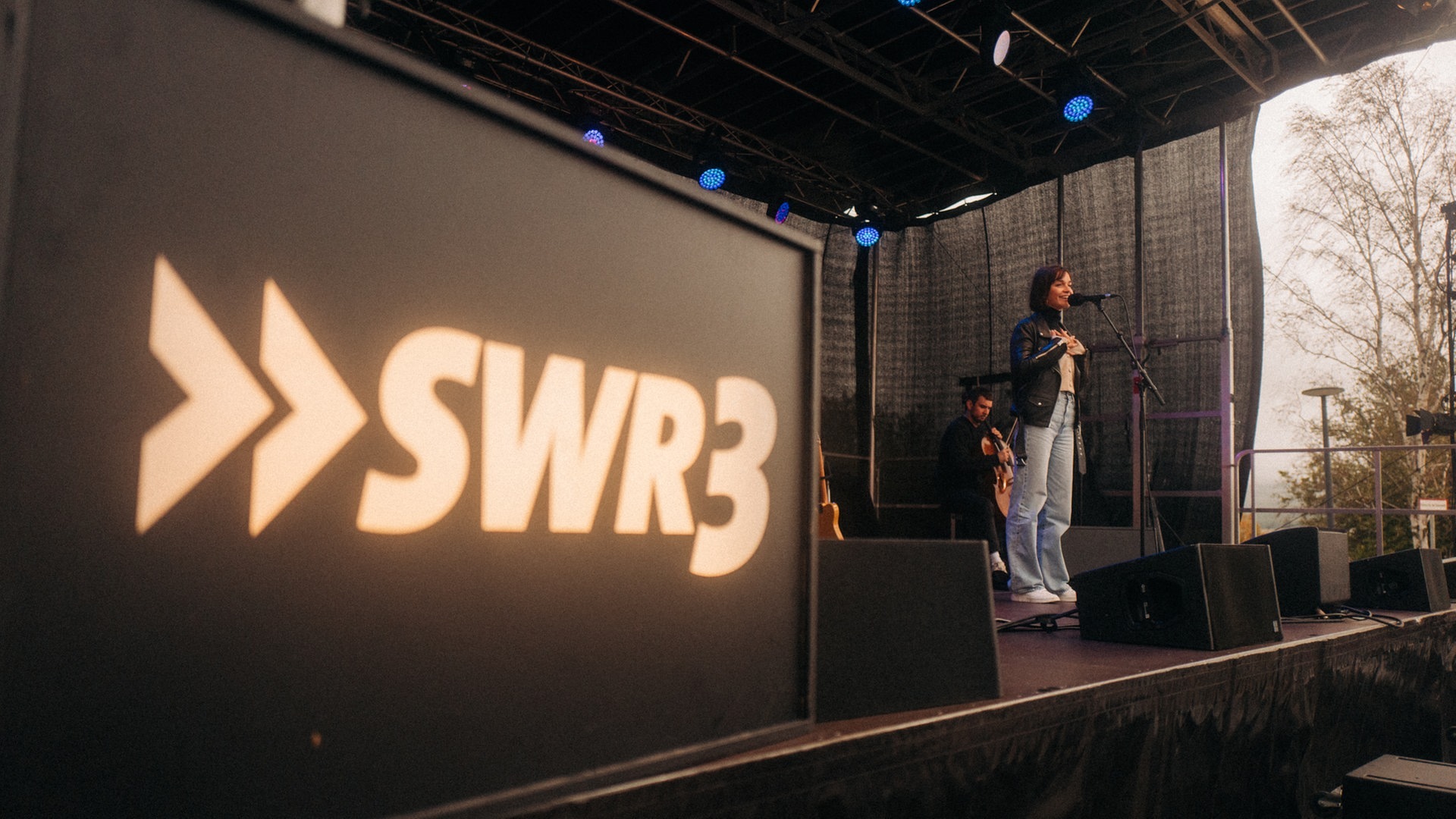 Foto: SWR3, Niko Neithardt Lotte beim Schulhofkonzert an der Erbeskopf-Realschule plus in Thalfang (Foto: SWR3, Niko Neithardt)