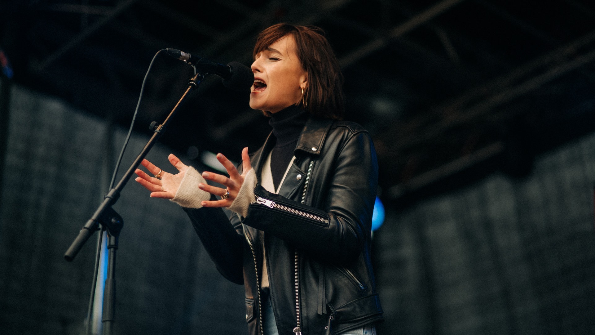 Lotte beim Schulhofkonzert an der Erbeskopf-Realschule plus in Thalfang (Foto: SWR3, Niko Neithardt)