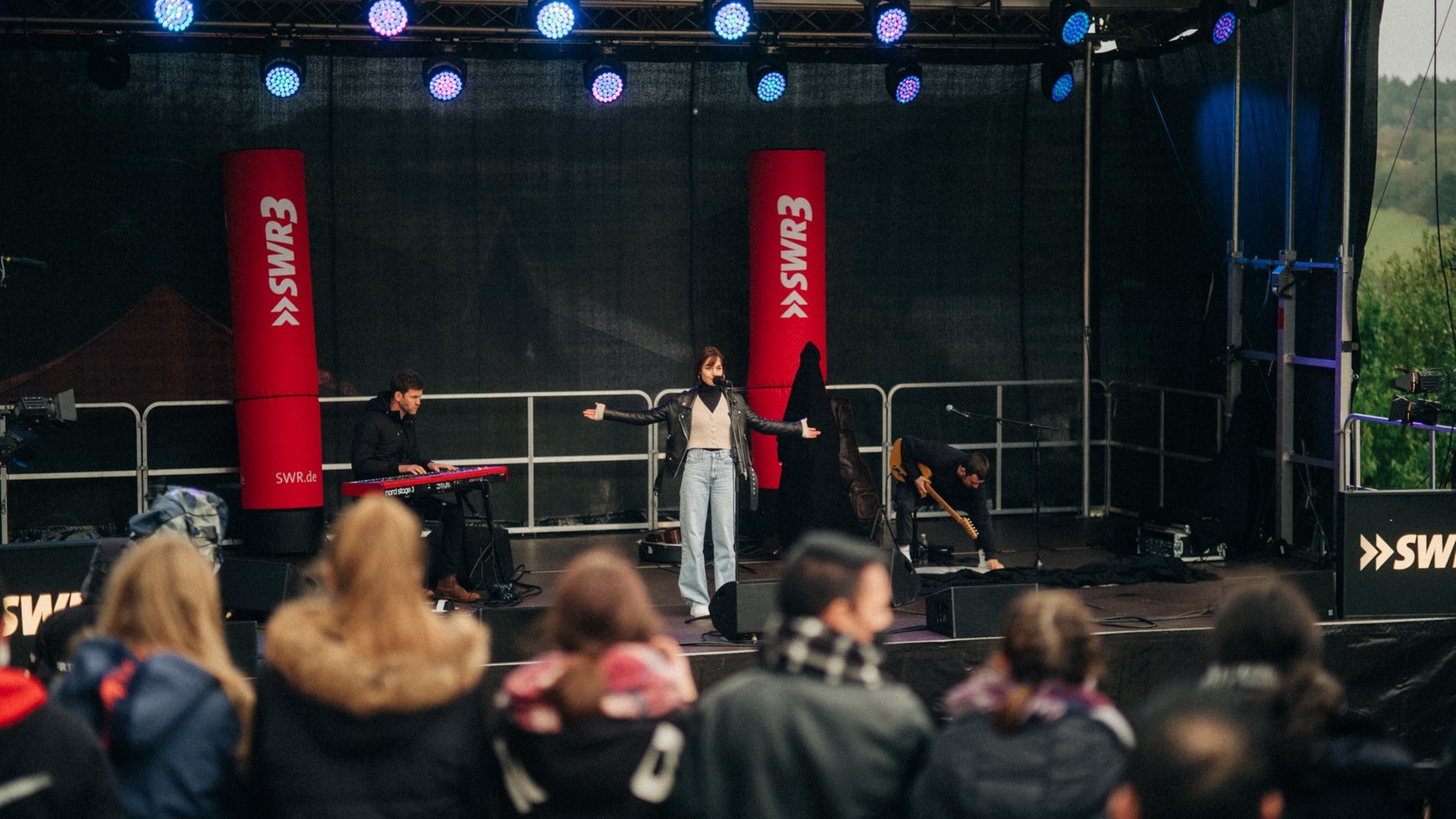 Lotte beim Schulhofkonzert an der Erbeskopf-Realschule plus in Thalfang (Foto: SWR3, Niko Neithardt)