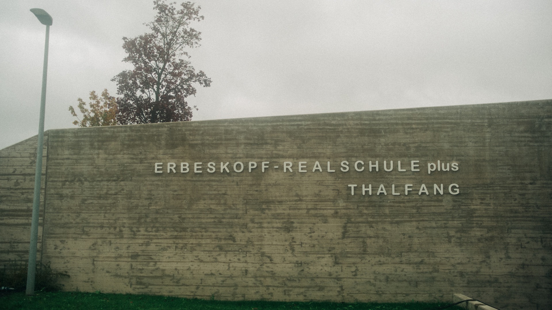 Foto: SWR3, Niko Neithardt Lotte beim Schulhofkonzert an der Erbeskopf-Realschule plus in Thalfang (Foto: SWR3, Niko Neithardt)