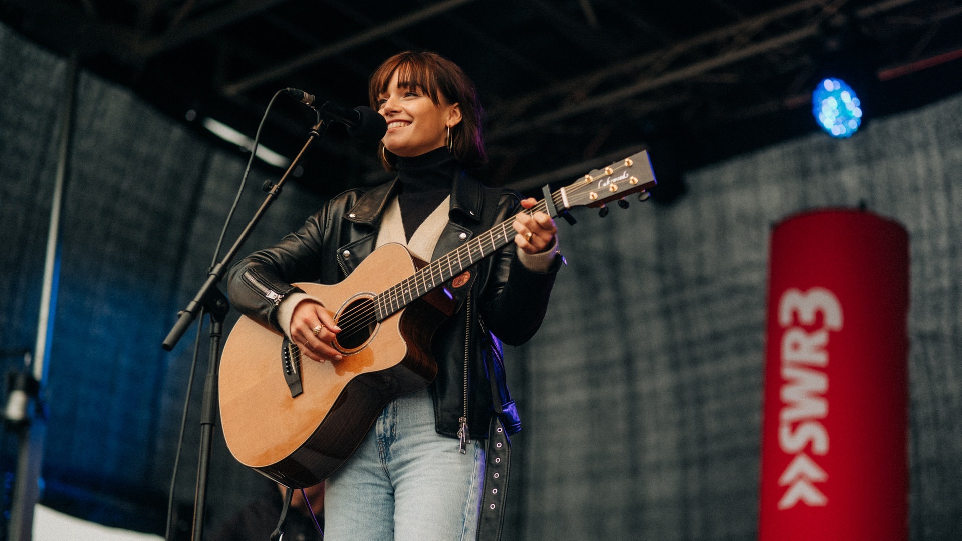 Lotte beim Schulhofkonzert an der Erbeskopf-Realschule plus in Thalfang (Foto: SWR3, Niko Neithardt)