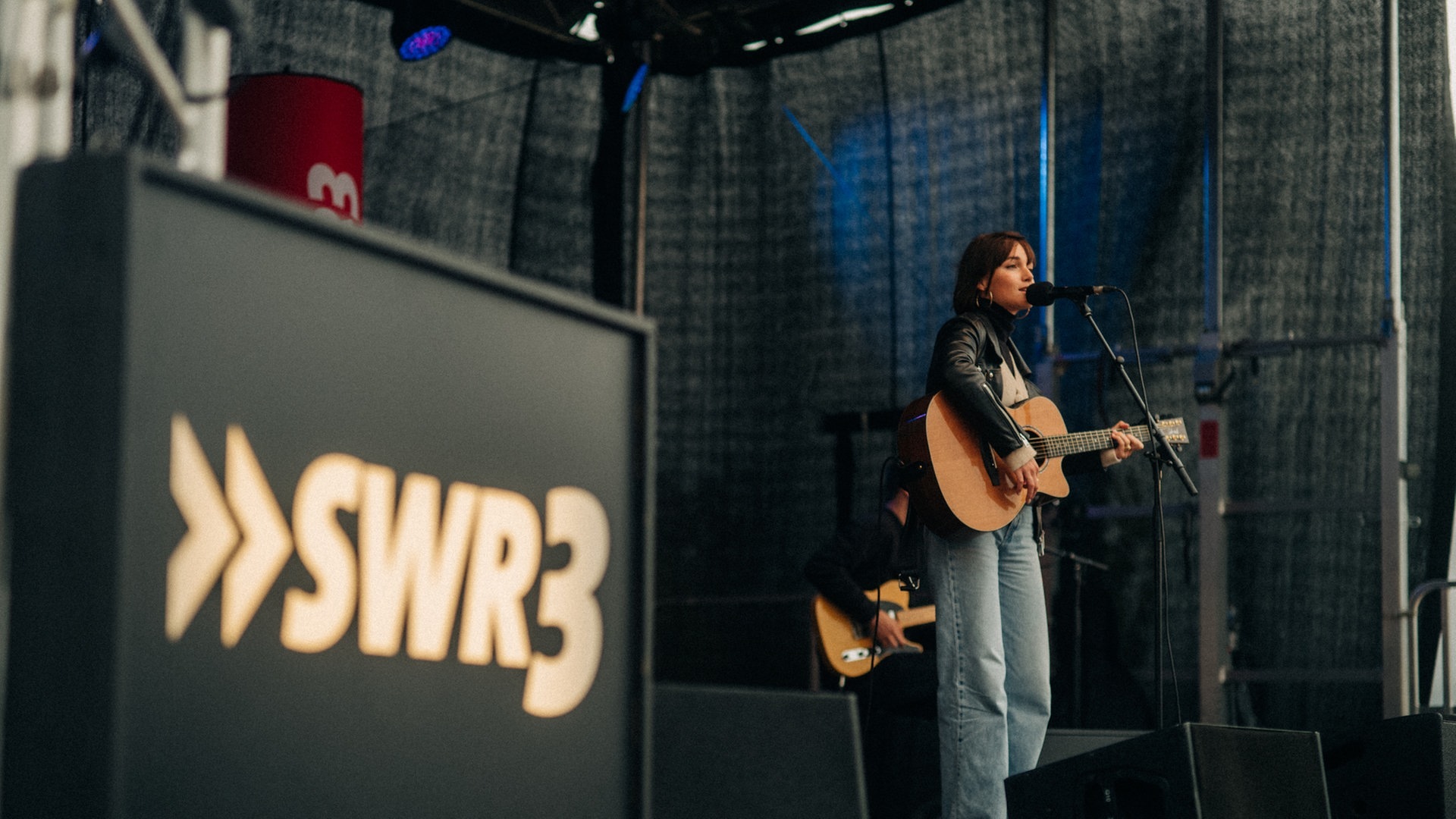 Lotte beim Schulhofkonzert an der Erbeskopf-Realschule plus in Thalfang (Foto: SWR3, Niko Neithardt)