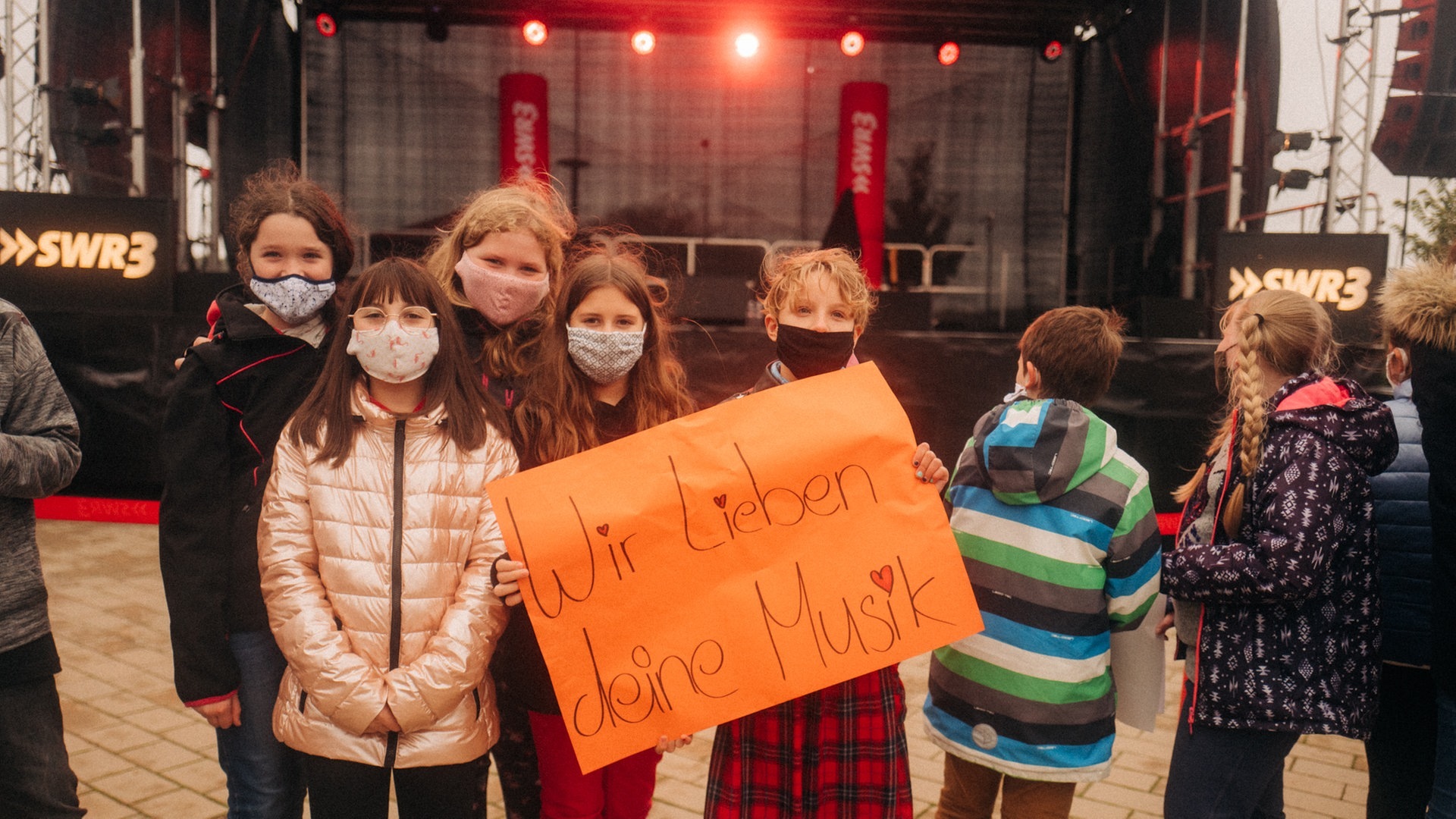 Foto: SWR3, Niko Neithardt Lotte beim Schulhofkonzert an der Erbeskopf-Realschule plus in Thalfang (Foto: SWR3, Niko Neithardt)