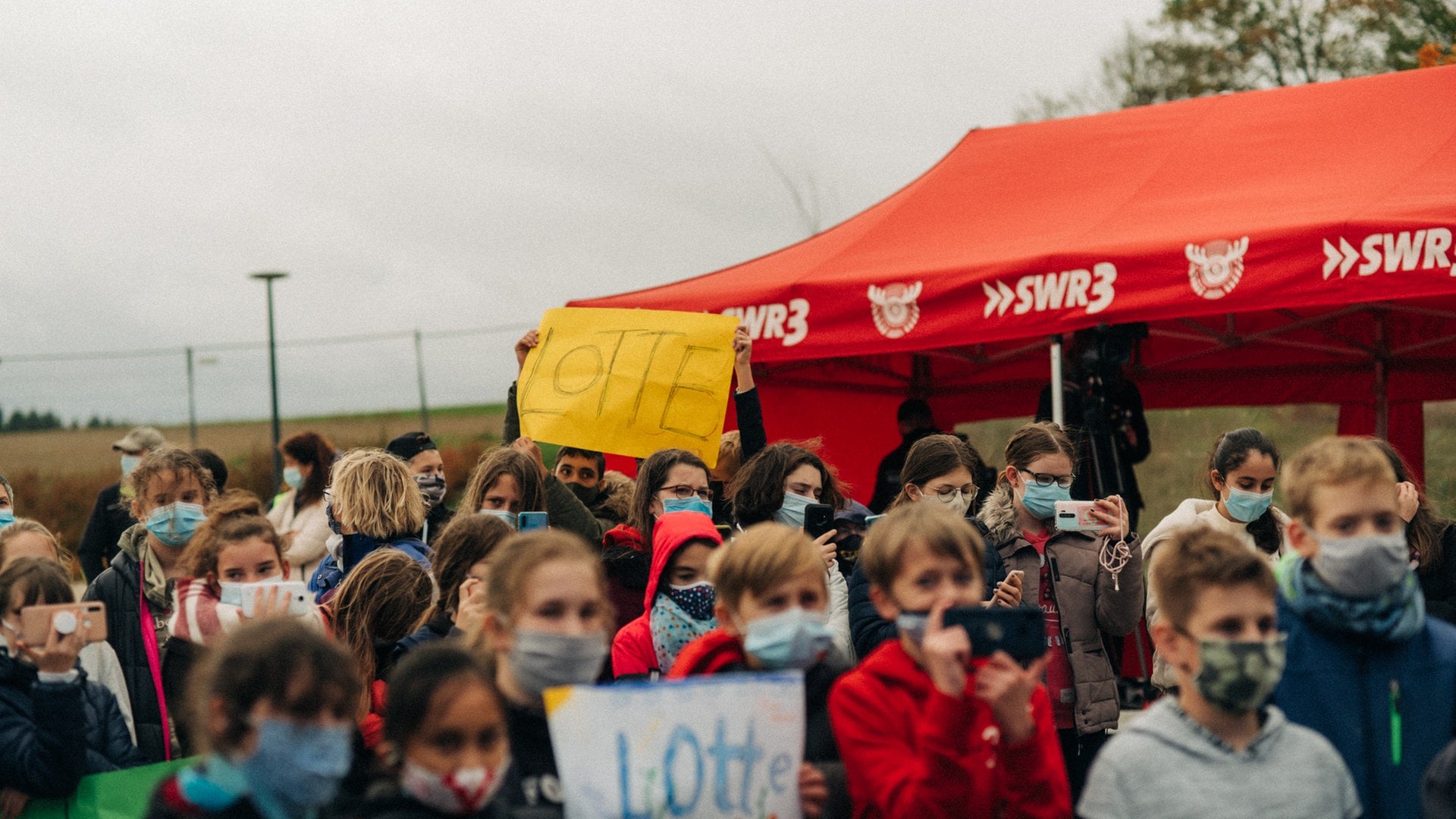 Lotte beim Schulhofkonzert an der Erbeskopf-Realschule plus in Thalfang (Foto: SWR3, Niko Neithardt)