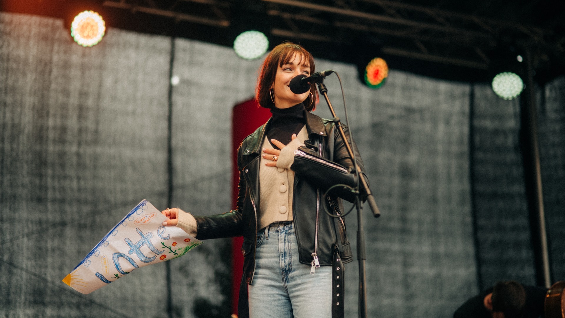 Lotte beim Schulhofkonzert an der Erbeskopf-Realschule plus in Thalfang (Foto: SWR3, Niko Neithardt)