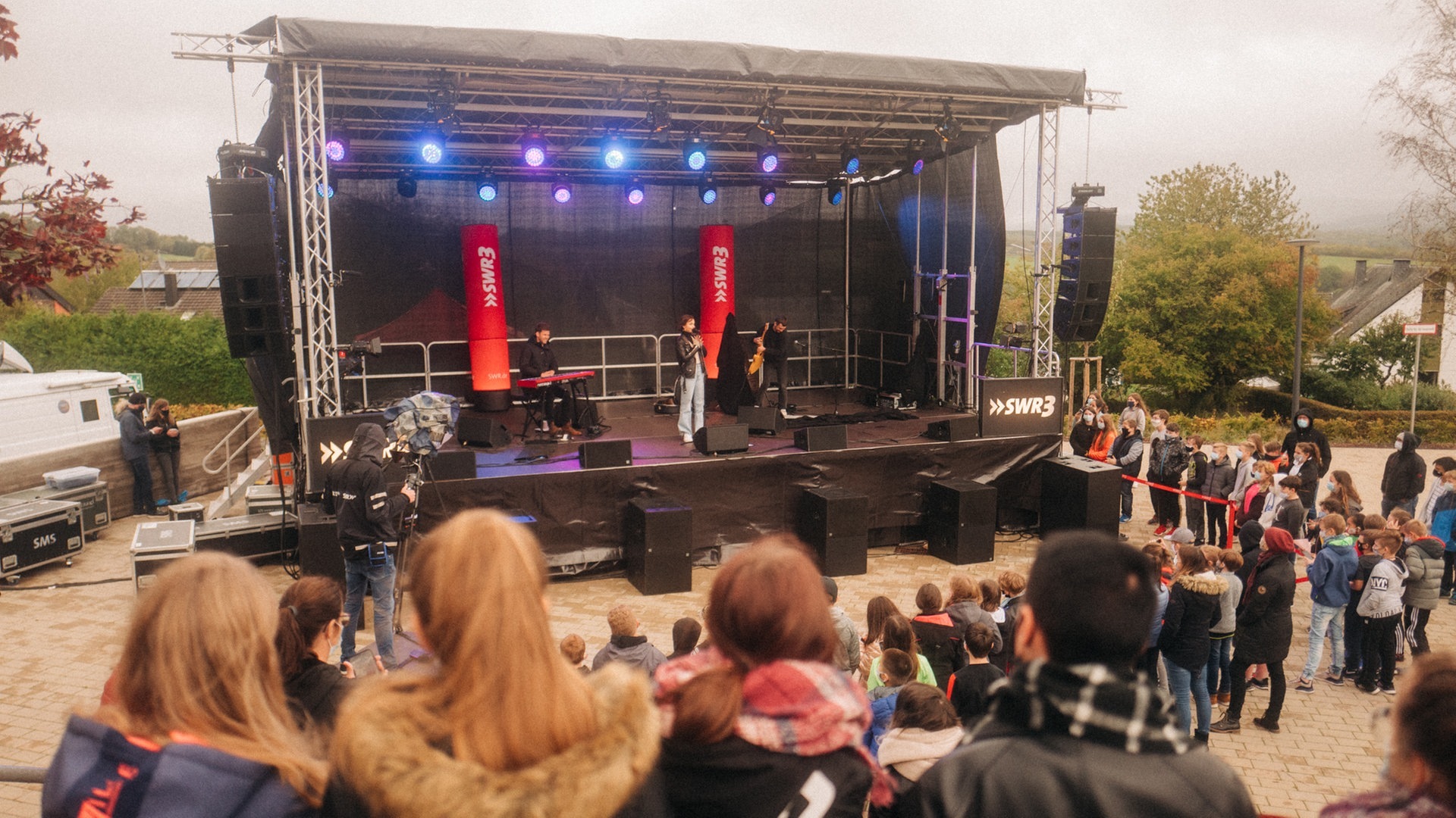 Lotte beim Schulhofkonzert an der Erbeskopf-Realschule plus in Thalfang (Foto: SWR3, Niko Neithardt)