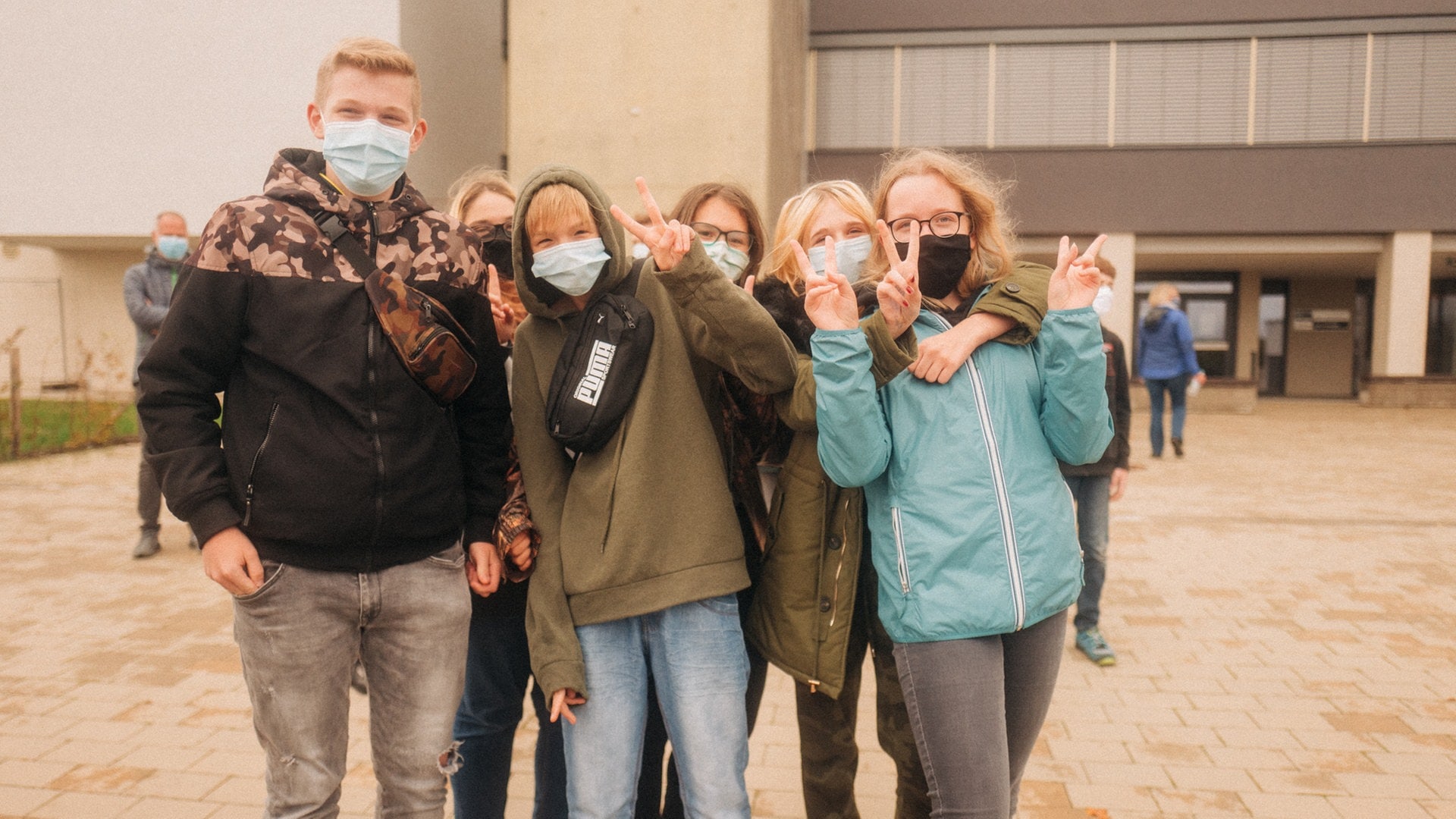 Lotte beim Schulhofkonzert an der Erbeskopf-Realschule plus in Thalfang (Foto: SWR3, Niko Neithardt)