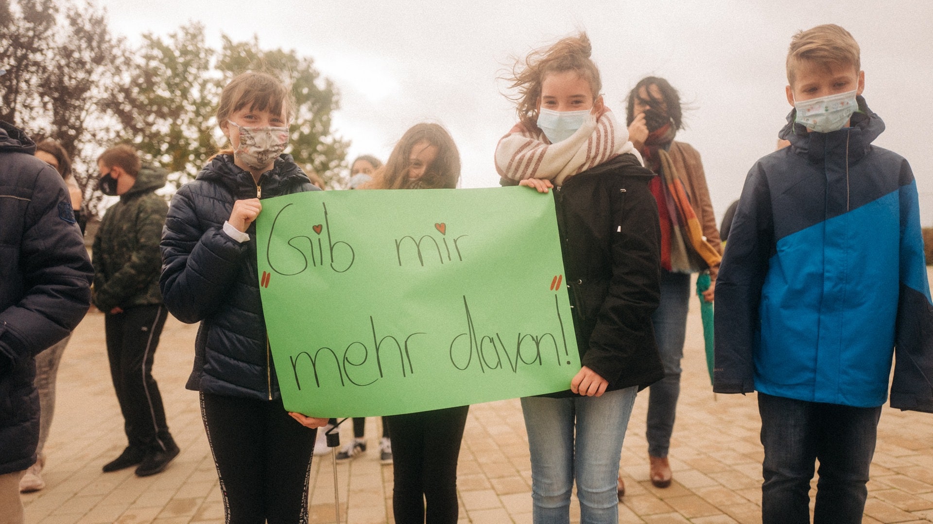 Lotte beim Schulhofkonzert an der Erbeskopf-Realschule plus in Thalfang (Foto: SWR3, Niko Neithardt)