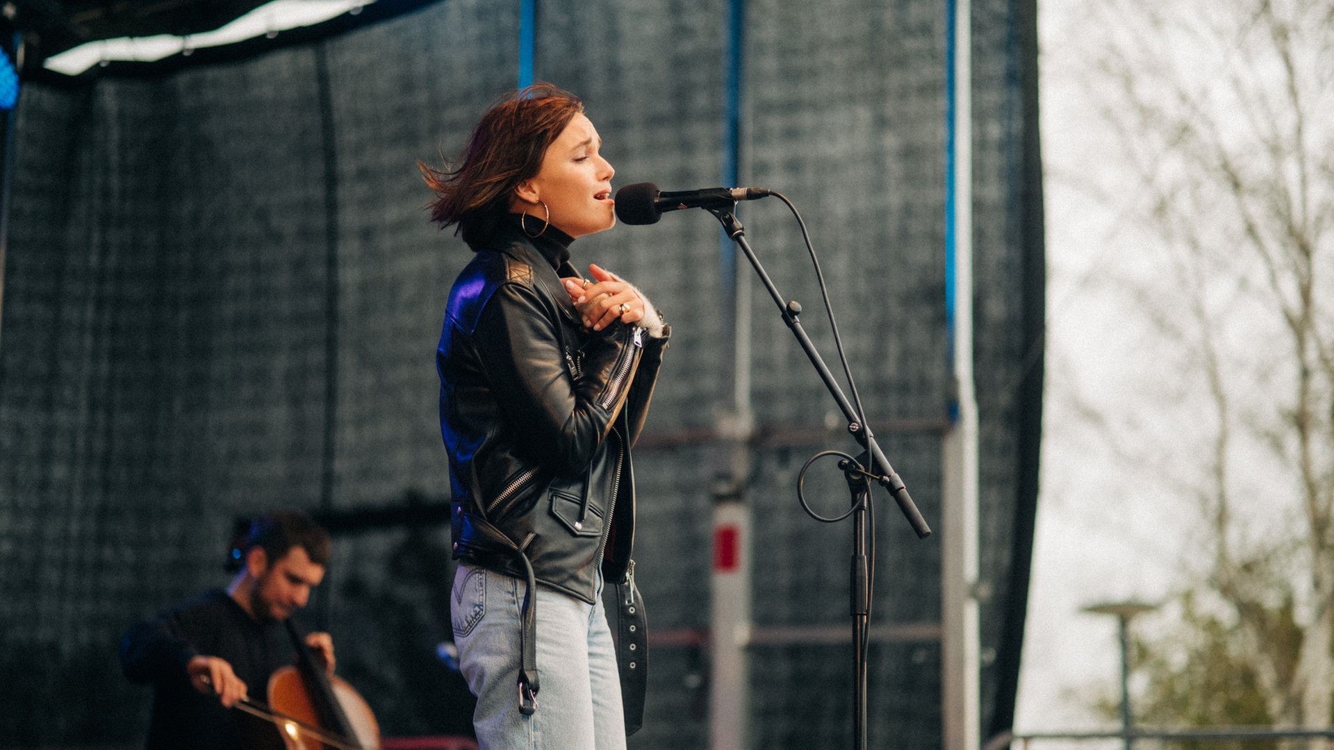 Lotte beim Schulhofkonzert an der Erbeskopf-Realschule plus in Thalfang (Foto: SWR3, Niko Neithardt)