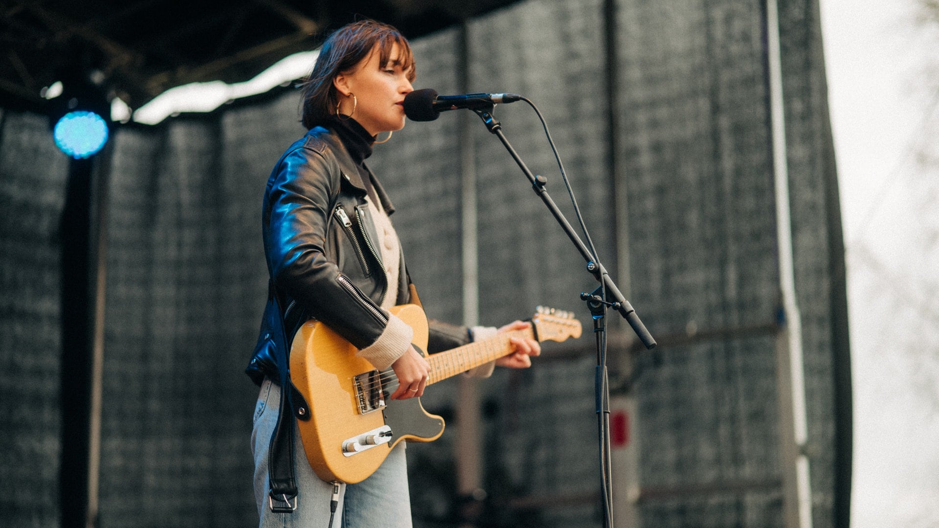 Lotte beim Schulhofkonzert an der Erbeskopf-Realschule plus in Thalfang (Foto: SWR3, Niko Neithardt)