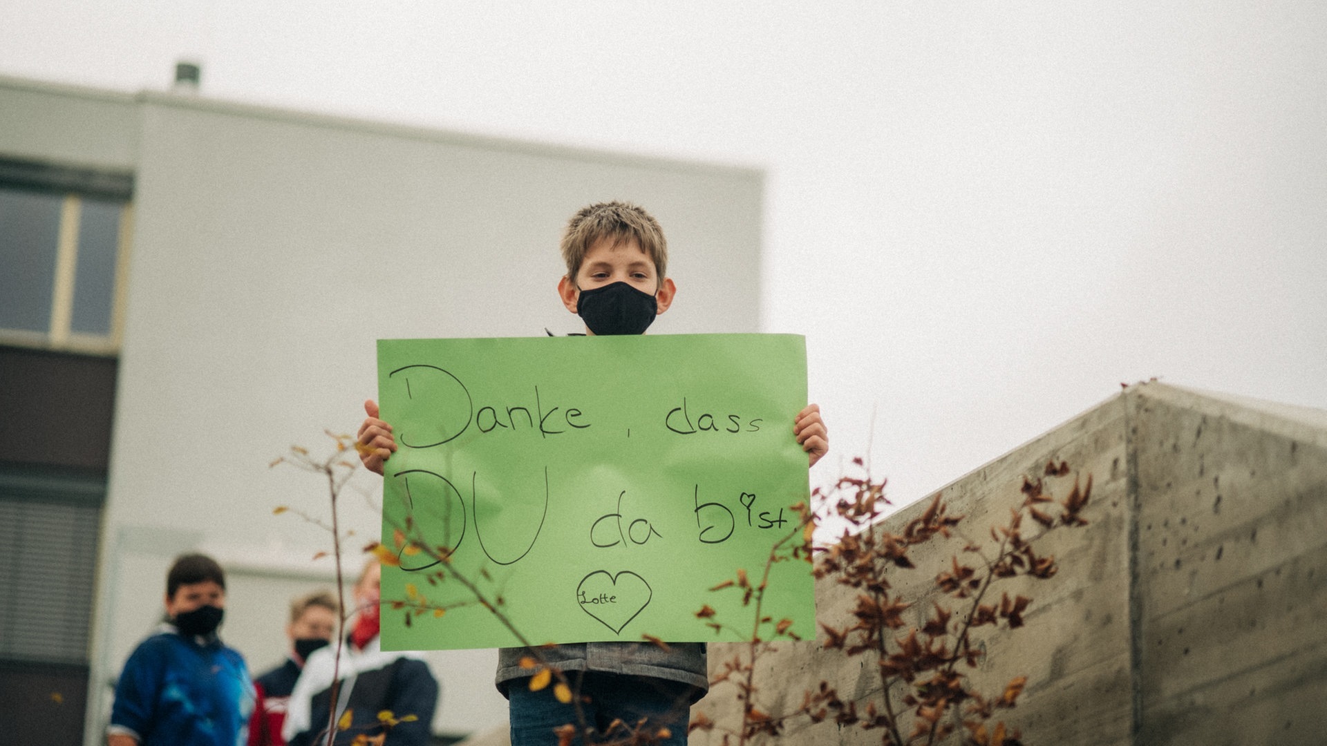 Lotte beim Schulhofkonzert an der Erbeskopf-Realschule plus in Thalfang (Foto: SWR3, Niko Neithardt)