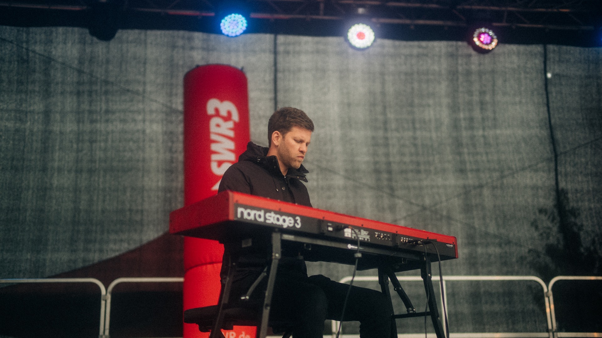 Foto: SWR3, Niko Neithardt Lotte beim Schulhofkonzert an der Erbeskopf-Realschule plus in Thalfang (Foto: SWR3, Niko Neithardt)