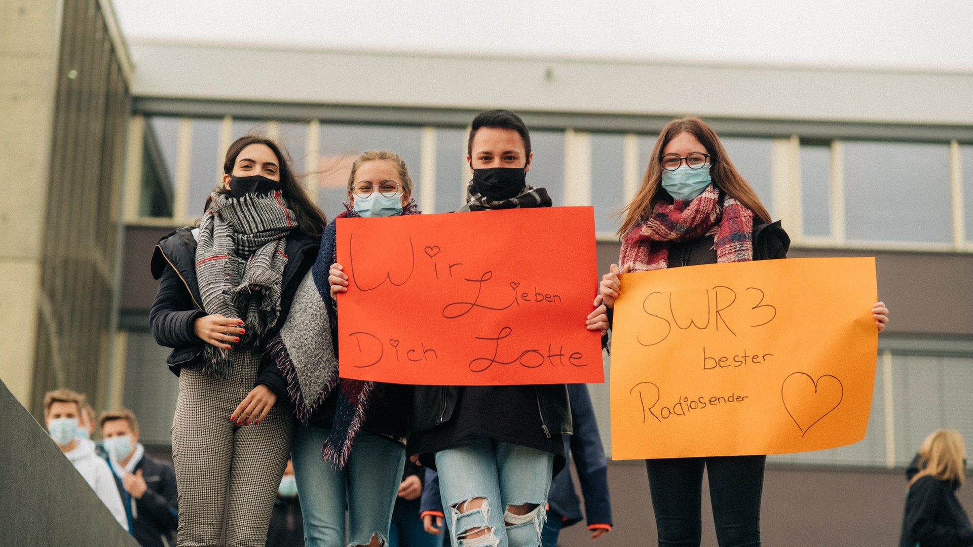 Lotte beim Schulhofkonzert an der Erbeskopf-Realschule plus in Thalfang (Foto: SWR3, Niko Neithardt)