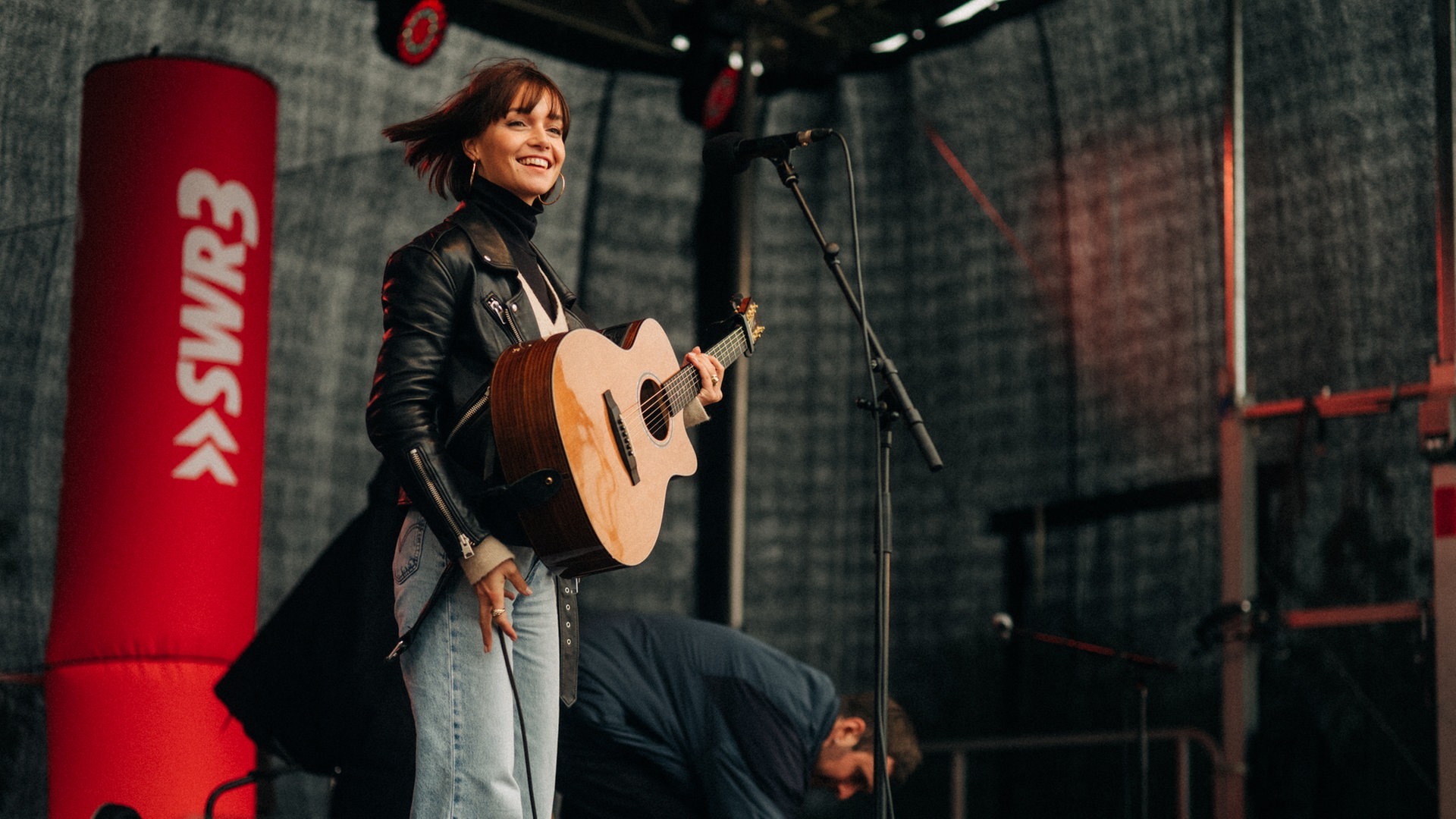 Lotte beim Schulhofkonzert an der Erbeskopf-Realschule plus in Thalfang (Foto: SWR3, Niko Neithardt)