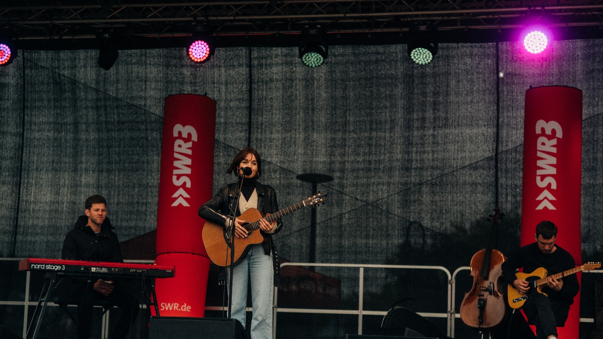 Foto: SWR3, Niko Neithardt Lotte beim Schulhofkonzert an der Erbeskopf-Realschule plus in Thalfang (Foto: SWR3, Niko Neithardt)