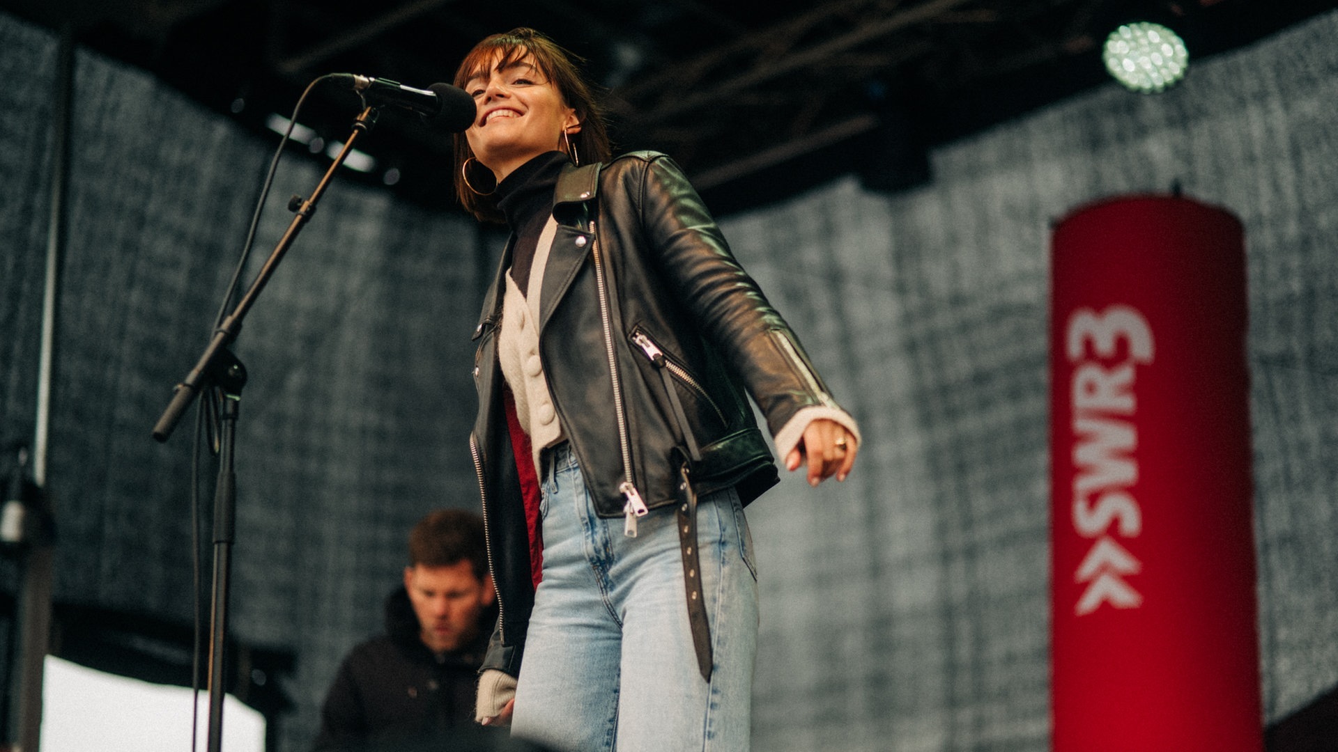 Lotte beim Schulhofkonzert an der Erbeskopf-Realschule plus in Thalfang (Foto: SWR3, Niko Neithardt)