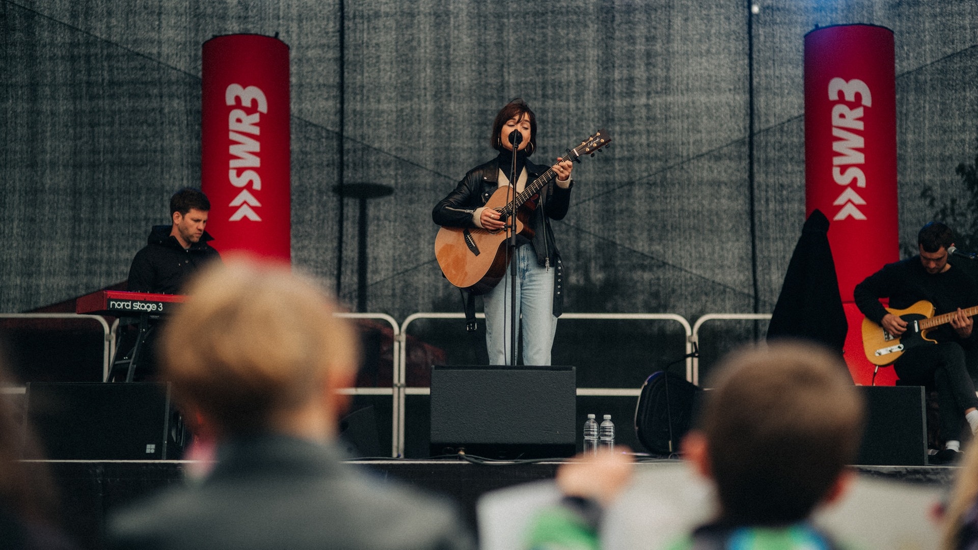 Foto: SWR3, Niko Neithardt Lotte beim Schulhofkonzert an der Erbeskopf-Realschule plus in Thalfang (Foto: SWR3, Niko Neithardt)