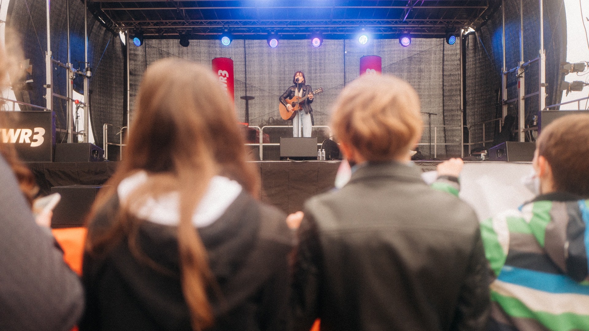 Lotte beim Schulhofkonzert an der Erbeskopf-Realschule plus in Thalfang (Foto: SWR3, Niko Neithardt)