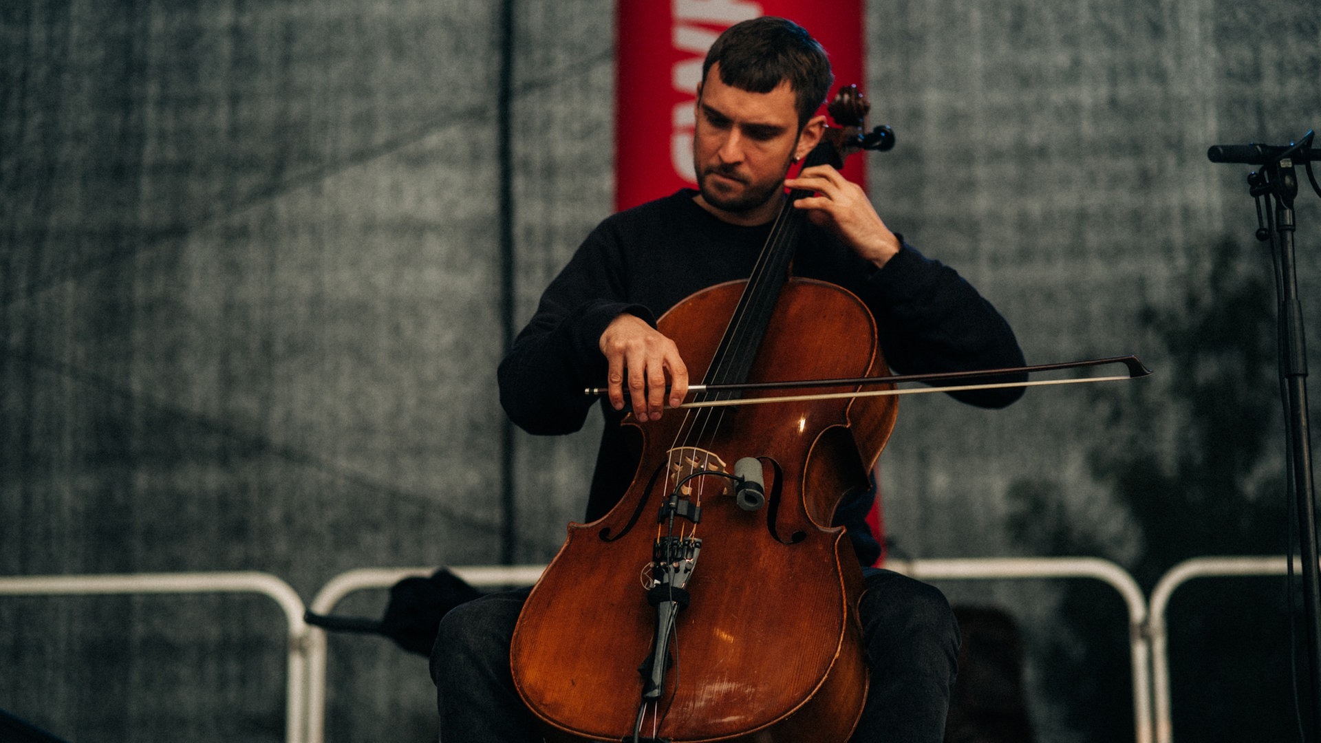 Foto: SWR3, Niko Neithardt Lotte beim Schulhofkonzert an der Erbeskopf-Realschule plus in Thalfang (Foto: SWR3, Niko Neithardt)
