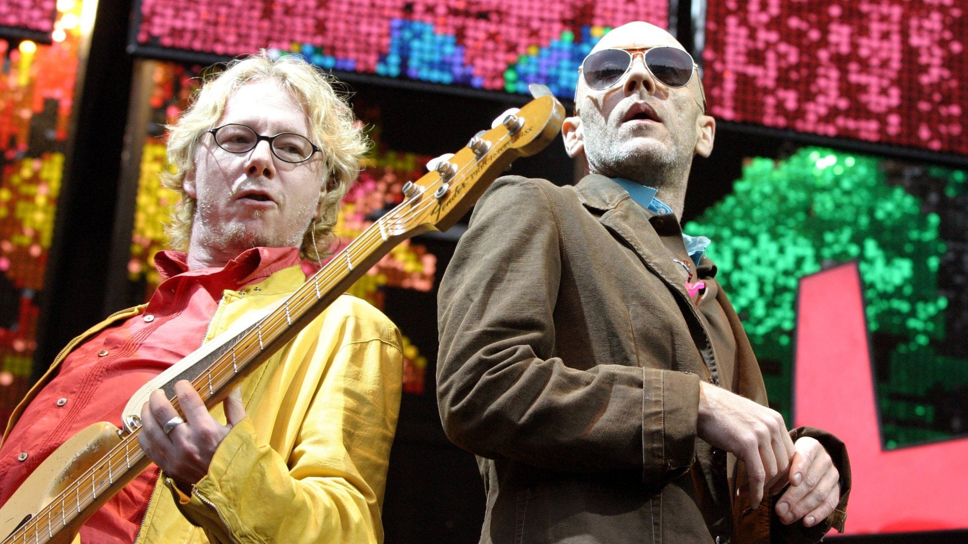 Foto: imago images / Scherf R.E.M.-Bassist Mike Mills und Sänger Michael Stipe bei einem Konzert in der Berliner Waldbühne (Foto: imago images / Scherf)