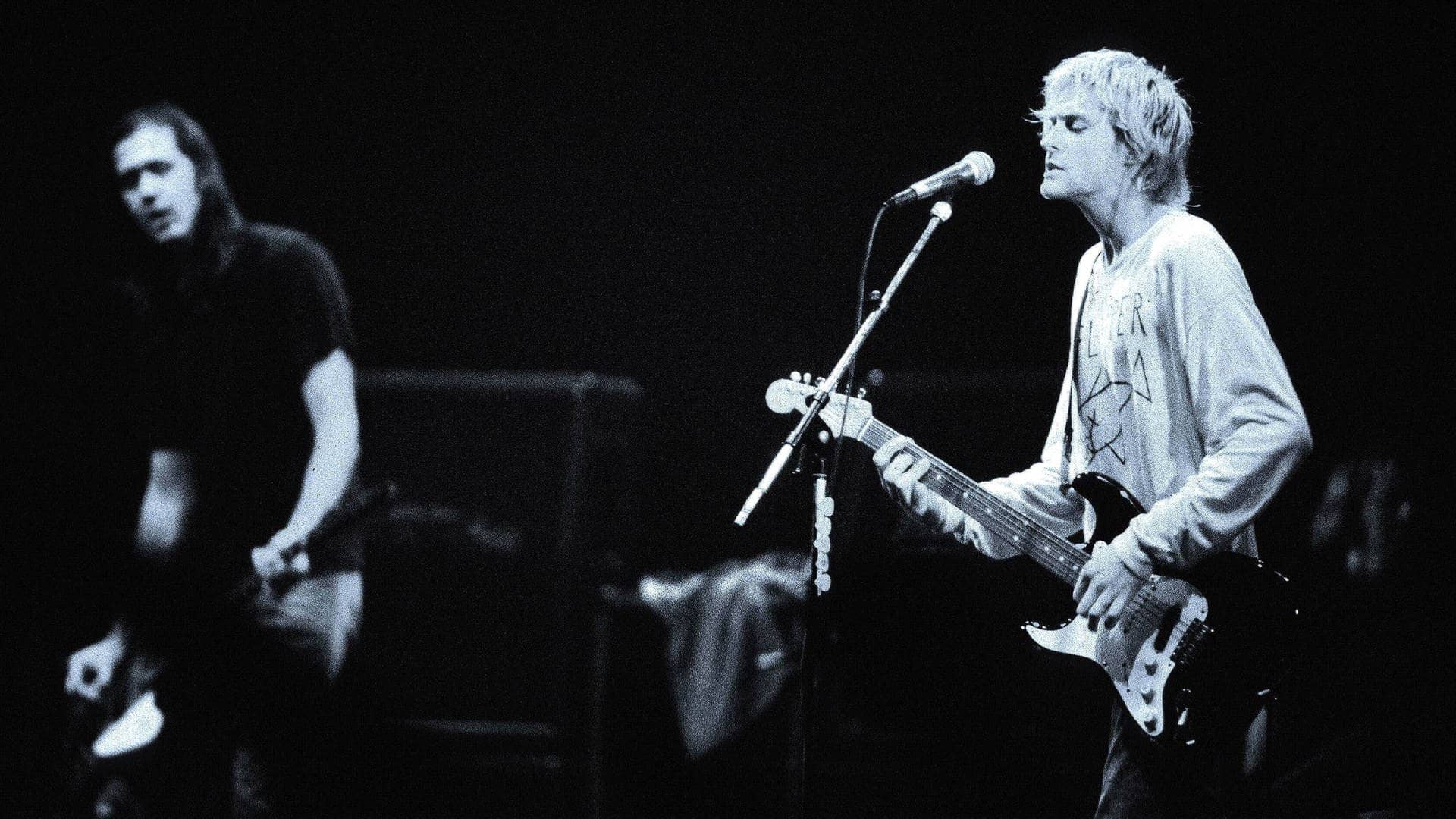 Nirvana-Sänger Kurt Cobain (re.) und Bassist Krist Novoselic während eines Konzerts in Paris (Foto: imago images / LFI)