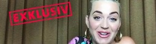 Katy Perry vor Vorhang