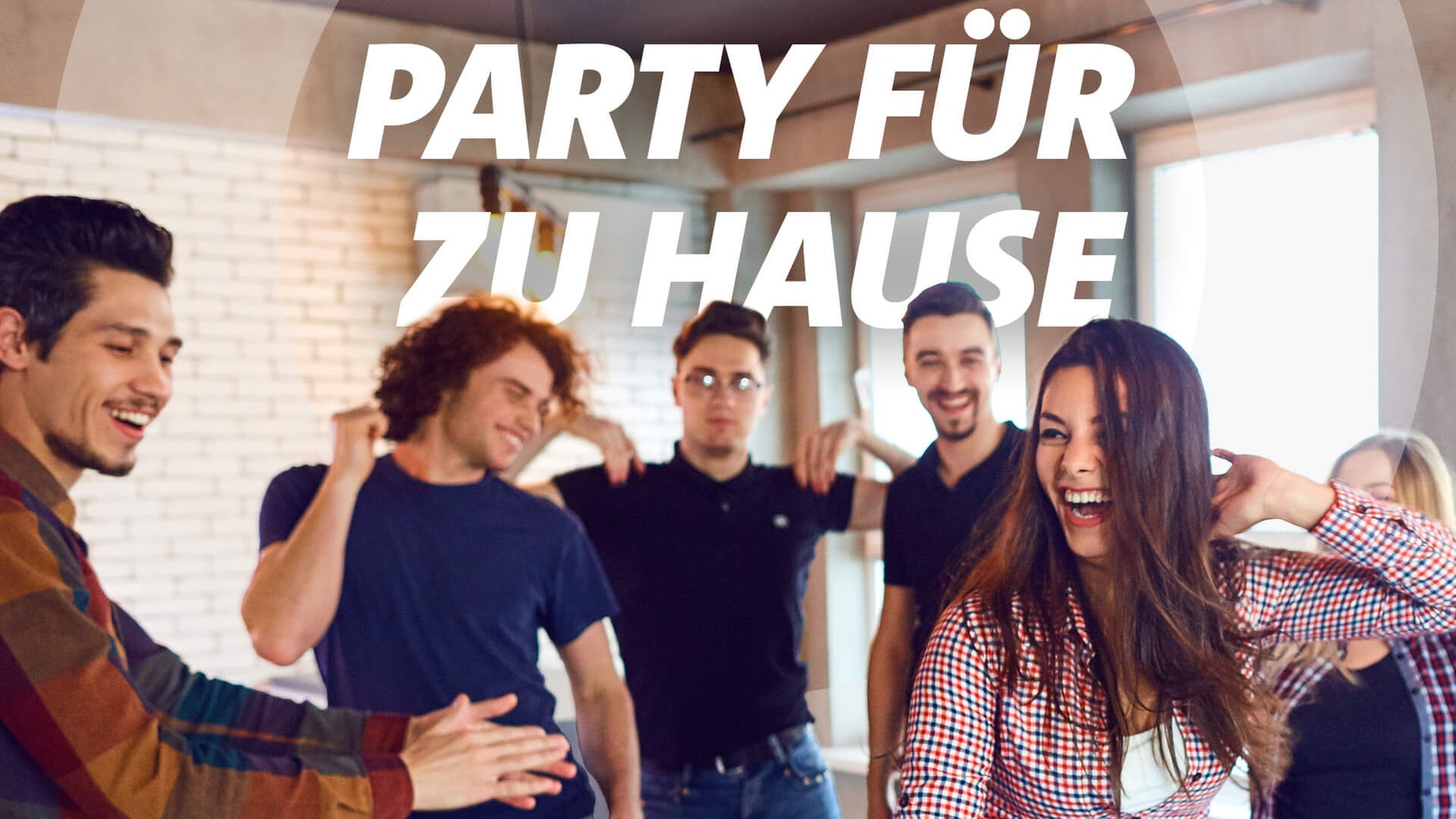 Tanzende Menschen mit dem Schriftzug „Party für Zuhause“ (Foto: SWR3)