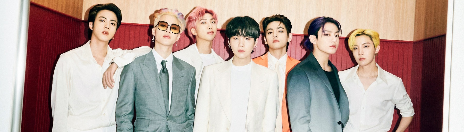 Die siebenköpfige K-Pop-Band BTS trägt weiße und schwarze Anzüge. (Foto: Universal Music)
