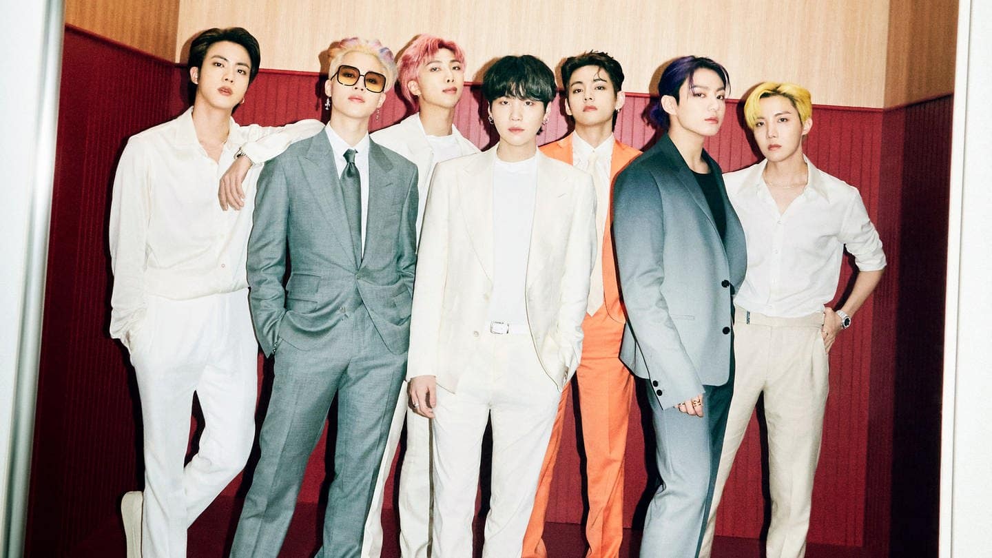 Die siebenköpfige K-Pop-Band BTS trägt weiße und schwarze Anzüge. (Foto: Universal Music)