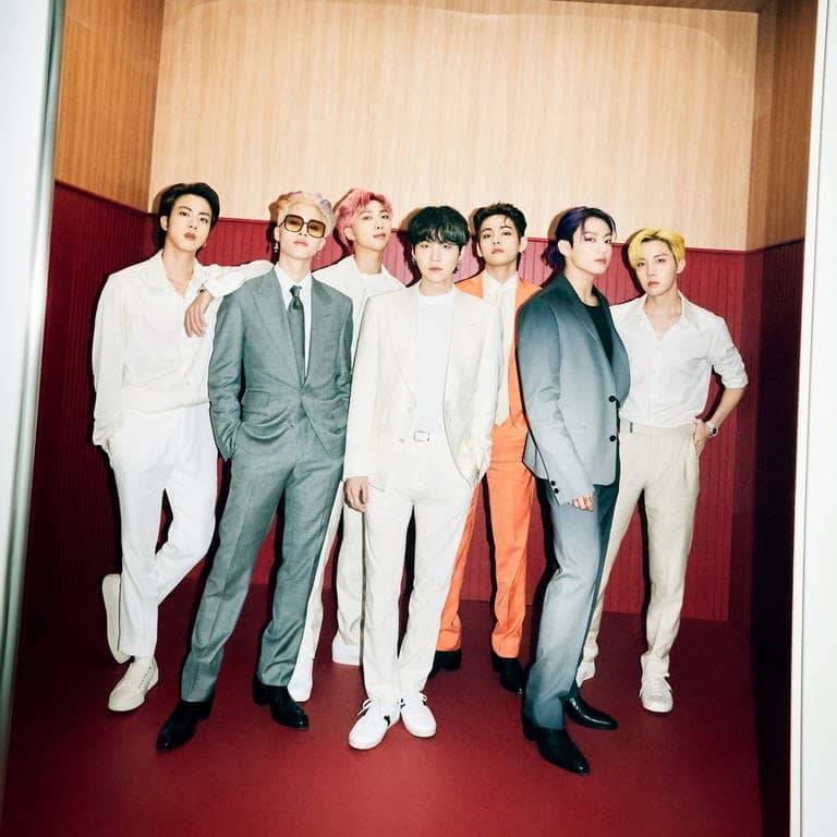 Die siebenköpfige K-Pop-Band BTS trägt weiße und schwarze Anzüge. (Foto: Universal Music)