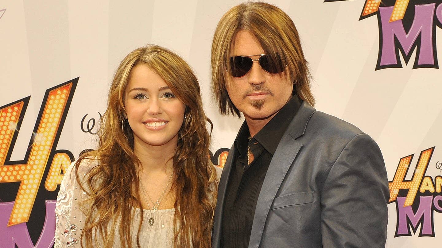 Die lächelnde Sängerin Miley Cyrus und ihr Vater Billy Ray, der eine Sonnenbrille trägt. (Foto: picture-alliance / Reportdienste, Picture Alliance)