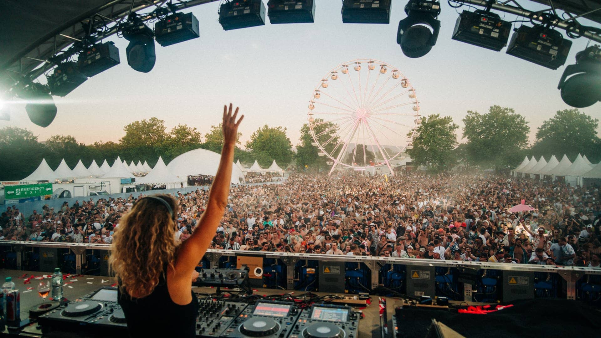 Die DJs rocken die Menge beim Sea You-Festival. (Foto: SWR, Niko Neithardt)