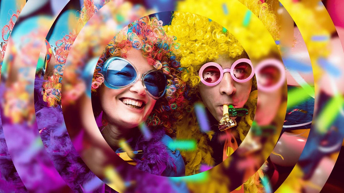 Zwei feiernde Menschen mit bunten Perrücken und Sonnenbrillen (Foto: Adobe Stock, karepa)