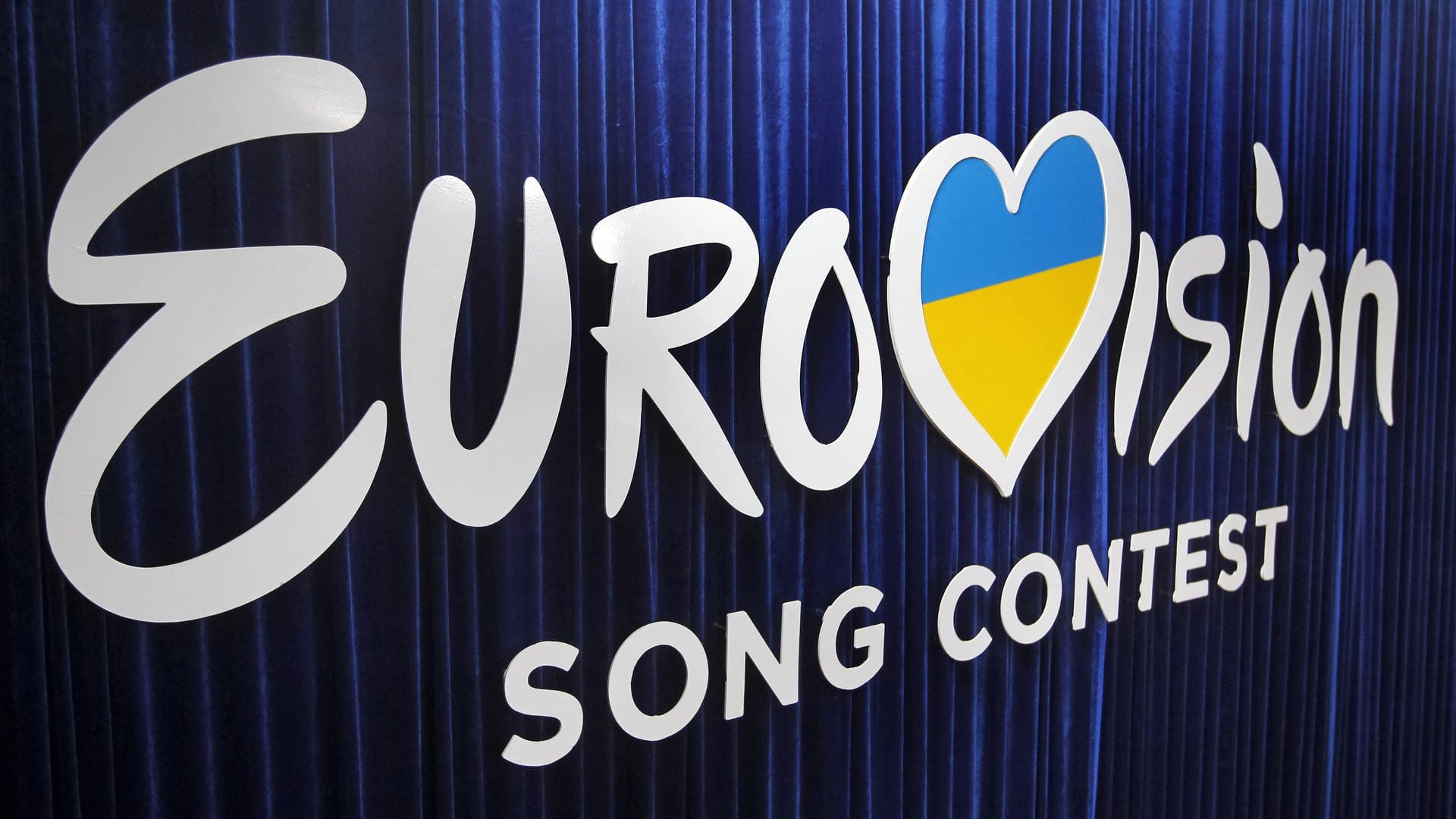 Logo vom Eurovision Song Contest mit Landesfarben der Ukraine in einem Herz (Foto: picture-alliance / Reportdienste, picture alliance / ZUMAPRESS.com | Pavlo Gonchar)