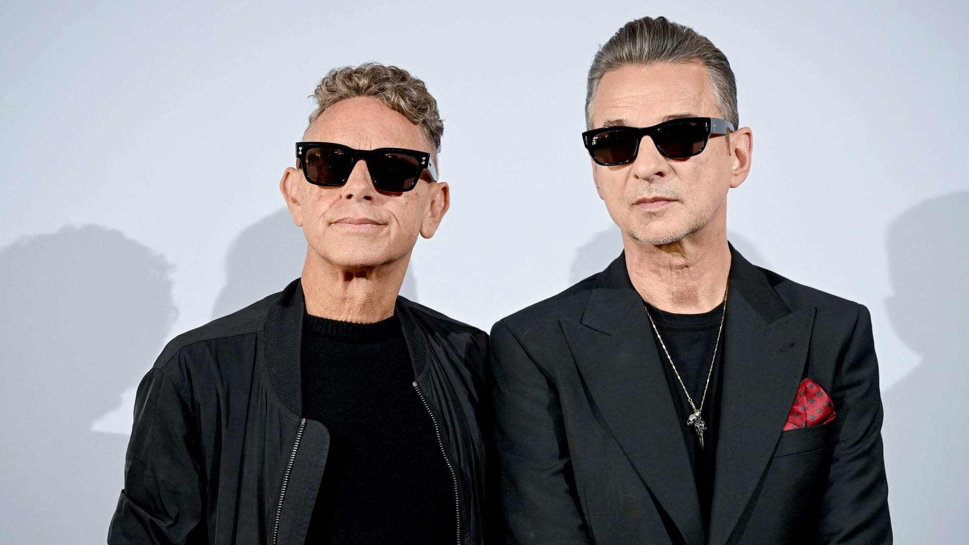 Depeche Mode in schwarzen Anzügen und mit dunklen Sonnenbrillen (Foto: dpa Bildfunk, picture alliance/dpa | Britta Pedersen)