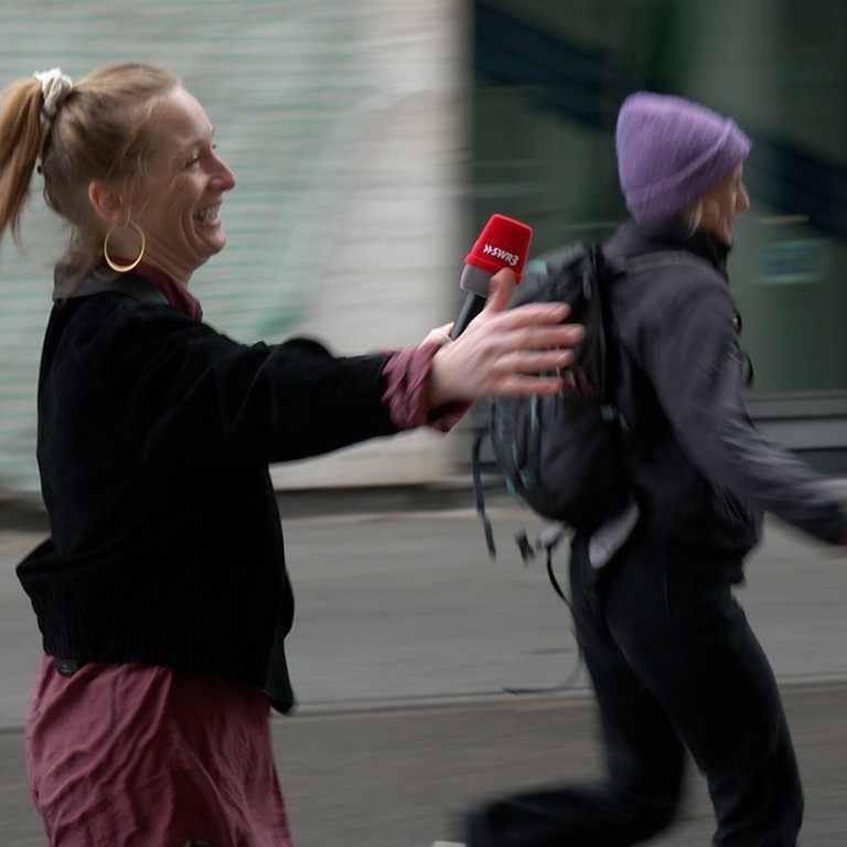 SWR3-Moderatorin Sabrina Kemmer macht eine Straßenmfrage (Foto: SWR3)