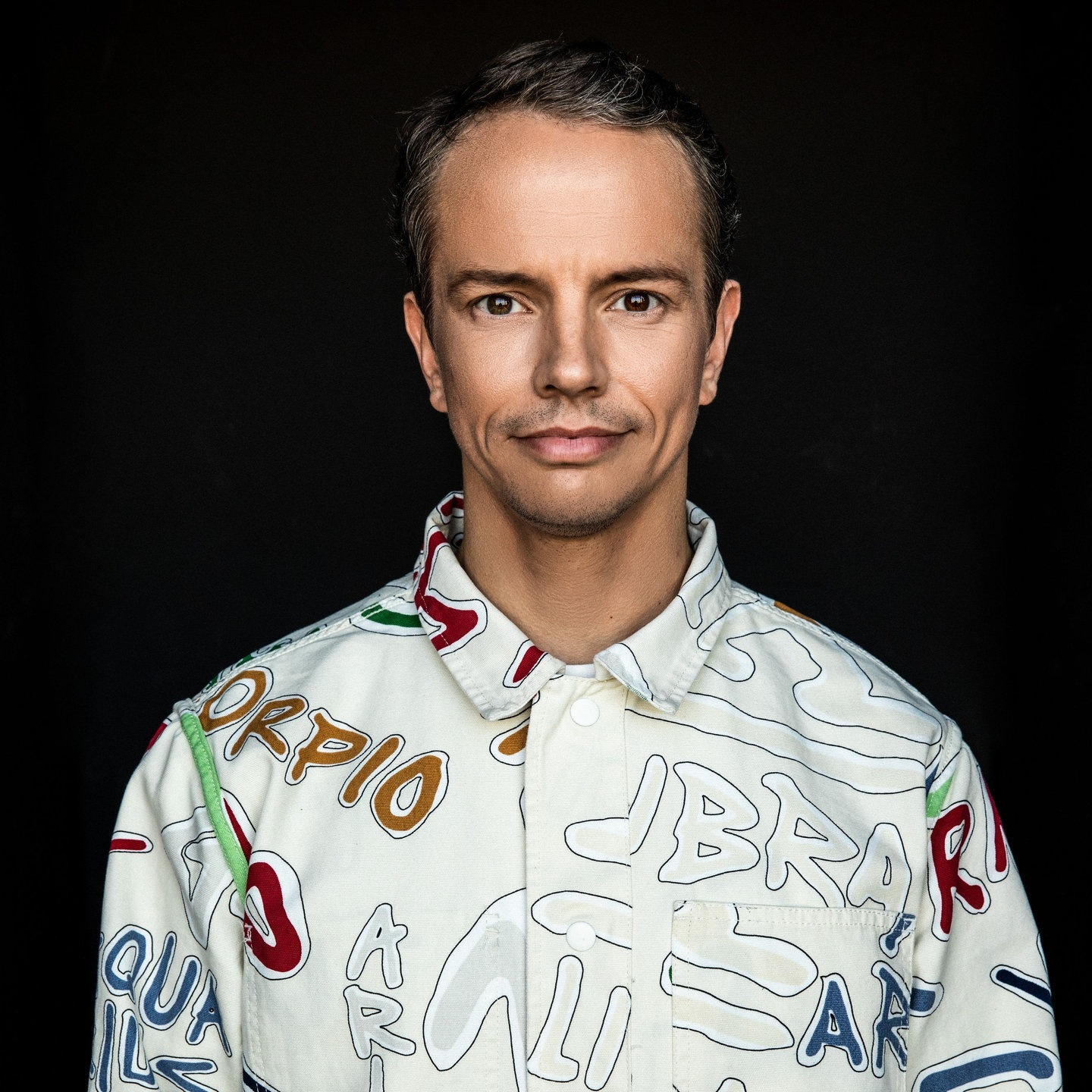 Foto: Michael Gueth Der DJ und Produzent Alle Farben trägt ein buntes Hemd, er legt bei SWR3 Rheiland-Pfalz Open-Air in Mainz 2023 auf (Foto: Michael Gueth)