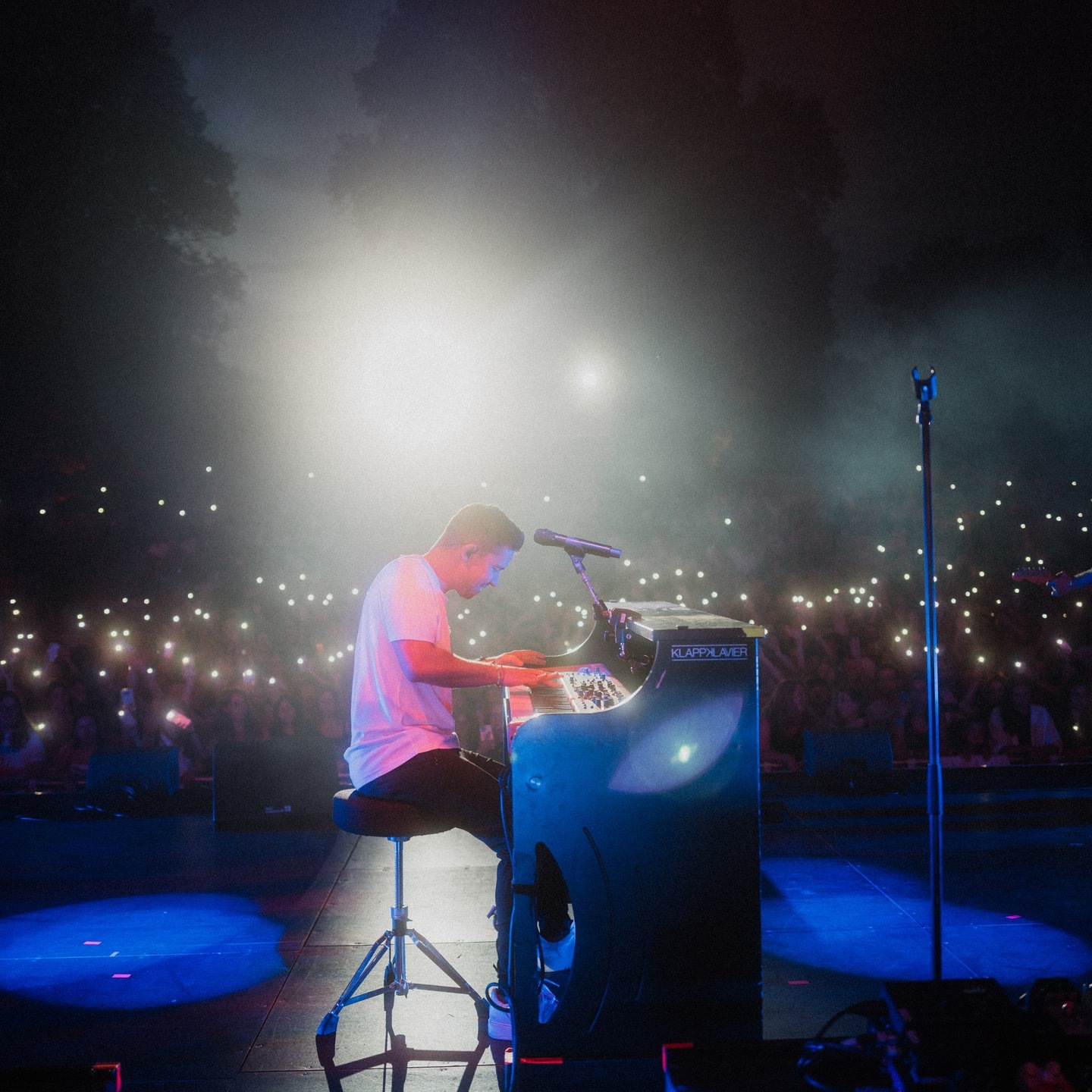 Foto: lukandsimon Nico Santos sitzt bei einem Kozert am Klavier, er spielt beim SWR3 Rheinland-Pfalz Open-Air in Mainz 2023 (Foto: lukandsimon)