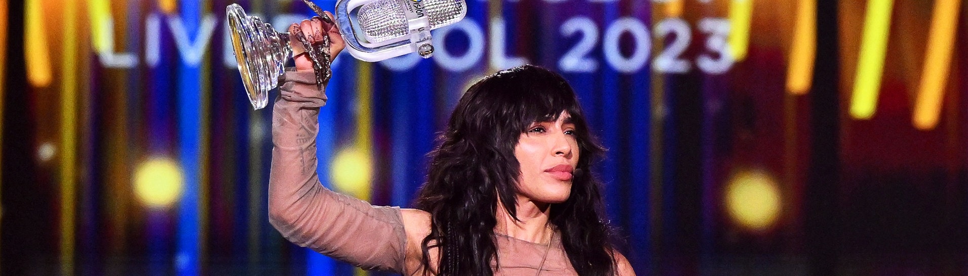 Die Sängerin Loreen hält einen Pokal in der Hand, sie hat den Eurovision Song Contest 2023 gewonnen (Foto: picture-alliance / Reportdienste, Picture Alliance)