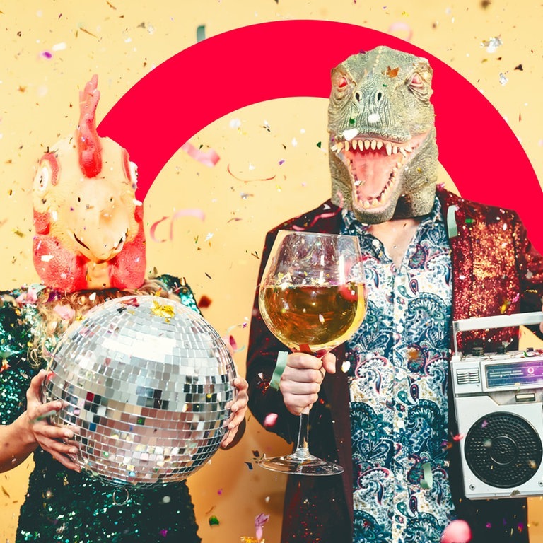 Zwei verkleidete Menschen mit Tier-Masken, einer Disco-Kugel und einem Weinglas: An Pfingstmontag spielt SWR3 wieder verrückt (Foto: Adobe Stock, Alessandro Biascioli)