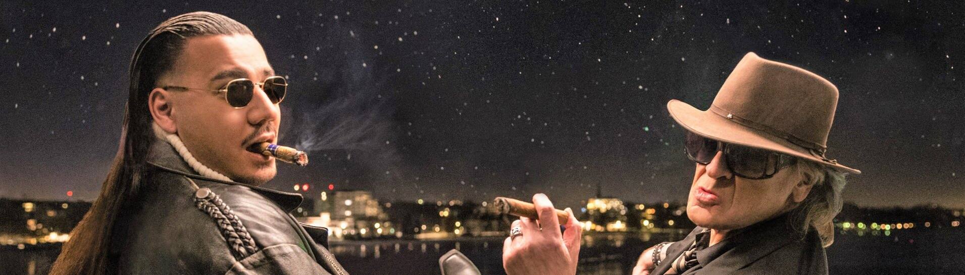 Sänger Udo Lindenberg und Apache 207 schauen Zigarre rauchend in den Nachthimmel, ihr Song „Komet“ ist der erfolgreichste Hit des Jahrtausends (Foto: Tine Acke)