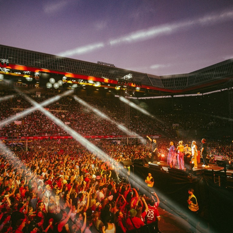 Mark Forster im Fritz Walter Stadion in Kaiserslautern. Es war das wohl größte und wichtigste Konzert seines Lebens! Mark Forster hat den Fans auf dem Betzenberg eine krasse Show bereitet. (Foto: Sector3/Robert Winter)