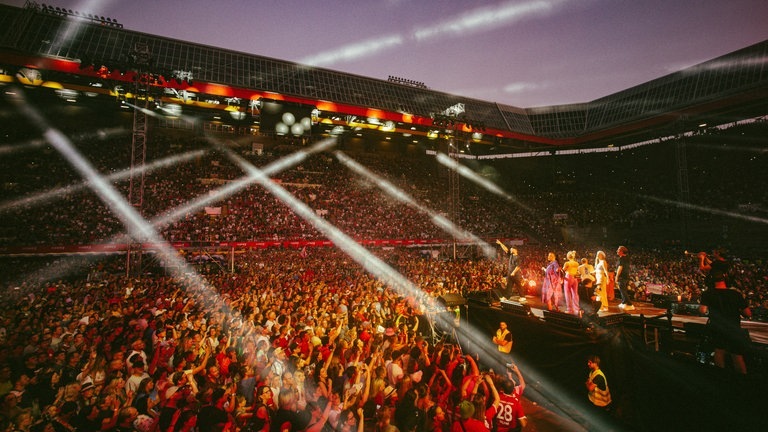 Mark Forster im Fritz Walter Stadion in Kaiserslautern. Es war das wohl größte und wichtigste Konzert seines Lebens! Mark Forster hat den Fans auf dem Betzenberg eine krasse Show bereitet. (Foto: Sector3/Robert Winter)