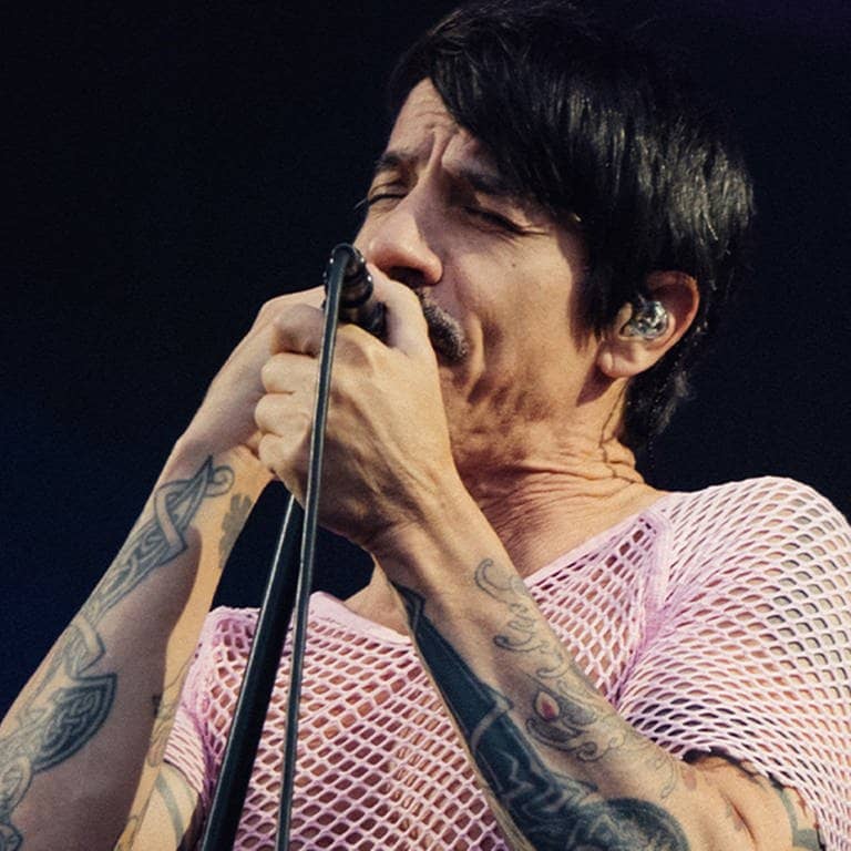 Anthony Kiedis beim Konzert der Red Hot Chili Peppers am 26.6.23 in Mannheim und jubelnde Fans in der ersten Reihe. (Foto: SWR3, Mario Hegewald)