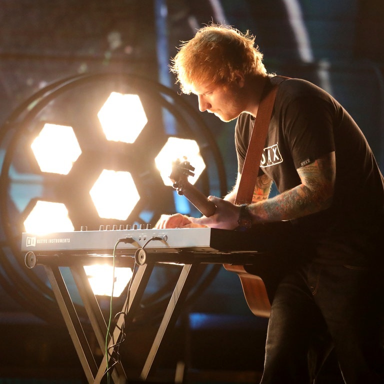 Der Sänger Ed Sheeran spielt seinen Song „Shape Of You“ auf einem Keyboard bei den Grammy Awards 2017 in Los Angeles (Foto: picture-alliance / Reportdienste, picture alliance / Matt Sayles/Invision/AP | Matt Sayles)