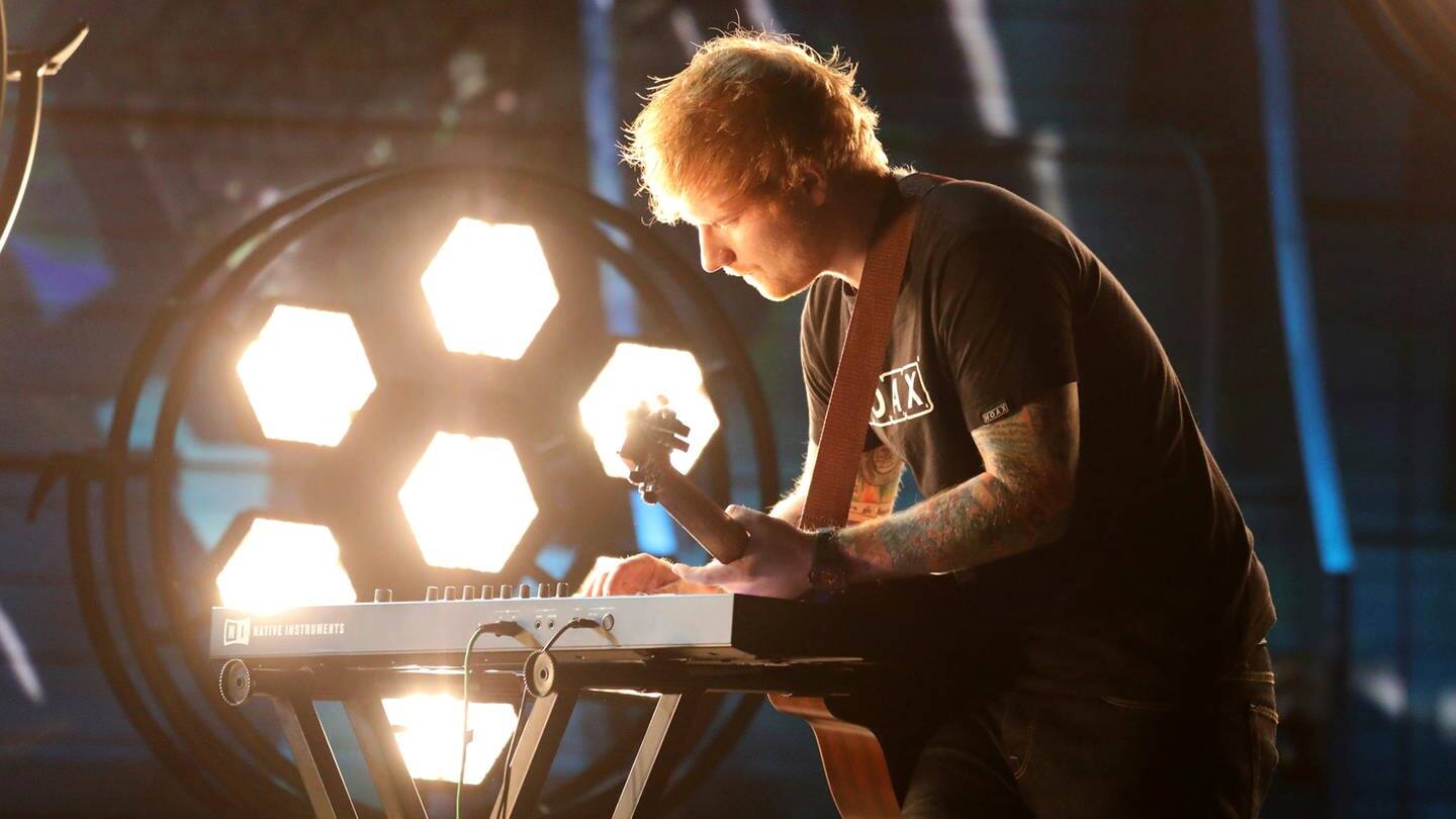 Der Sänger Ed Sheeran spielt seinen Song „Shape Of You“ auf einem Keyboard bei den Grammy Awards 2017 in Los Angeles (Foto: picture-alliance / Reportdienste, picture alliance / Matt Sayles/Invision/AP | Matt Sayles)