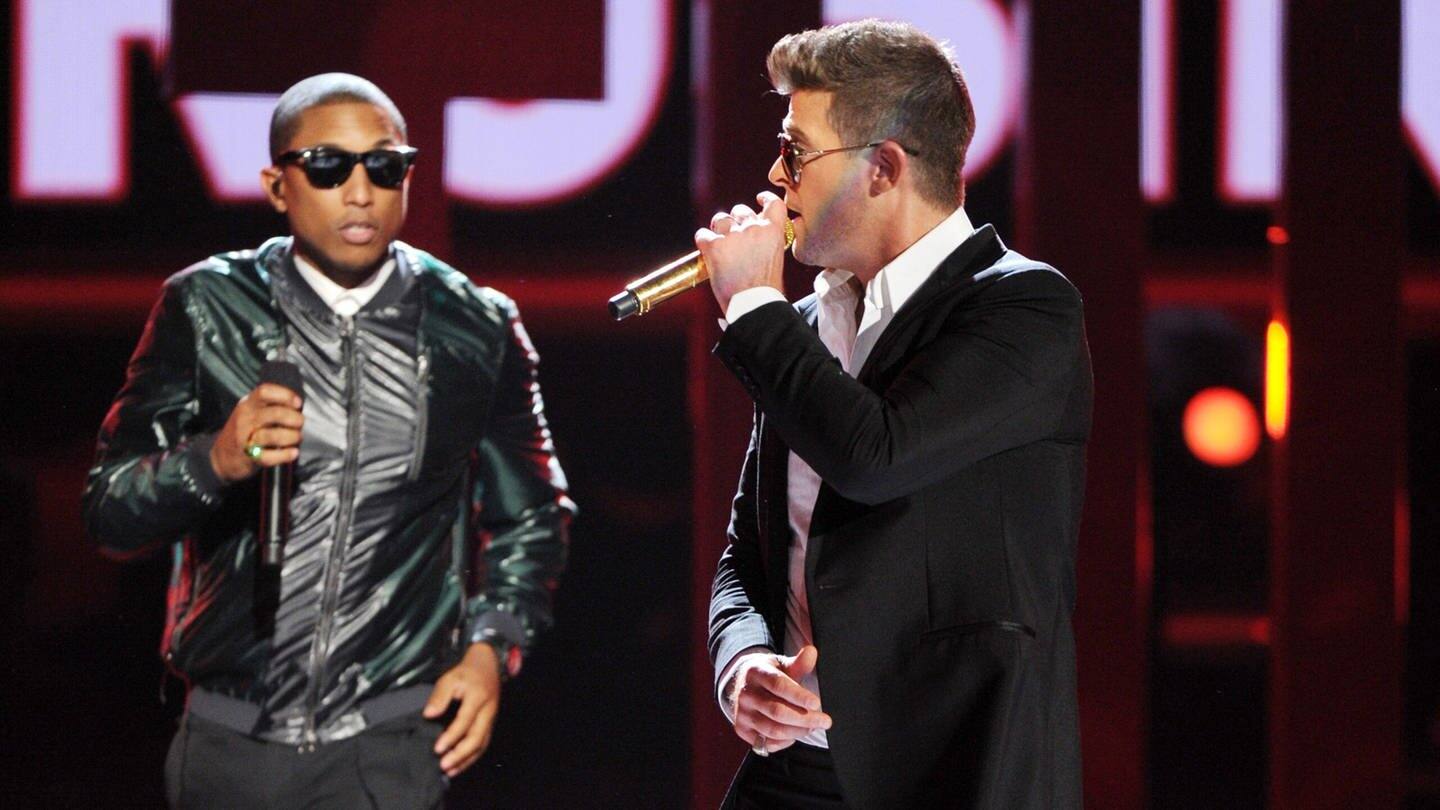 Robin Thicke und Pharrell Williams performen den Song „Blurred Lines“  2013 in Los Angeles (Foto: picture-alliance / Reportdienste, picture alliance / AP Images | Frank Micelotta)