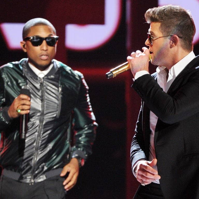 Robin Thicke und Pharrell Williams performen den Song „Blurred Lines“  2013 in Los Angeles (Foto: picture-alliance / Reportdienste, picture alliance / AP Images | Frank Micelotta)