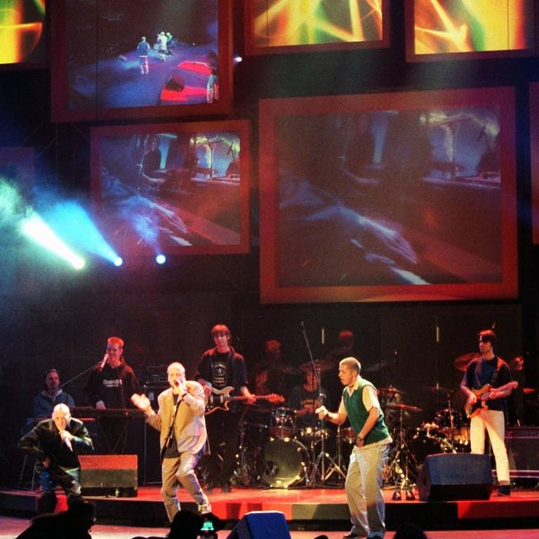 Die Fantastischen Vier performen live beim Echo 1996, bei dem sie für den besten Video-Clip ("Sie ist weg") ausgezeichnet wurden (Foto: picture-alliance / Reportdienste, dpa | Markus Beck)