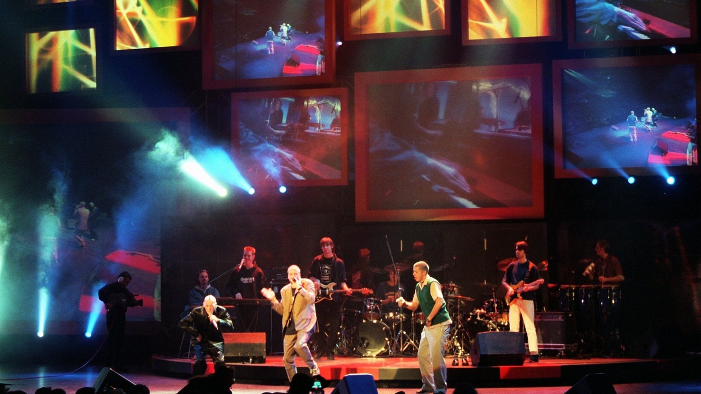 Foto: picture-alliance / Reportdienste, dpa | Markus Beck Die Fantastischen Vier performen live beim Echo 1996, bei dem sie für den besten Video-Clip ("Sie ist weg") ausgezeichnet wurden (Foto: picture-alliance / Reportdienste, dpa | Markus Beck)